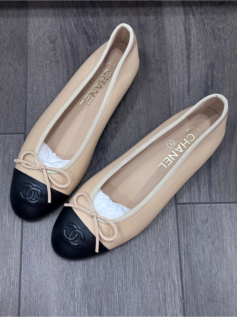 CHANEL CLASSIC CC LOGO BEIGE & BLACK LEATHER BALLET FLATS SHOES Size 37 - Picture 7 of 16